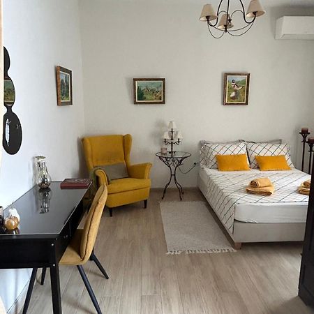 Апартаменты Cozy House With Backyard At Iraklio Attikis Афины Экстерьер фото