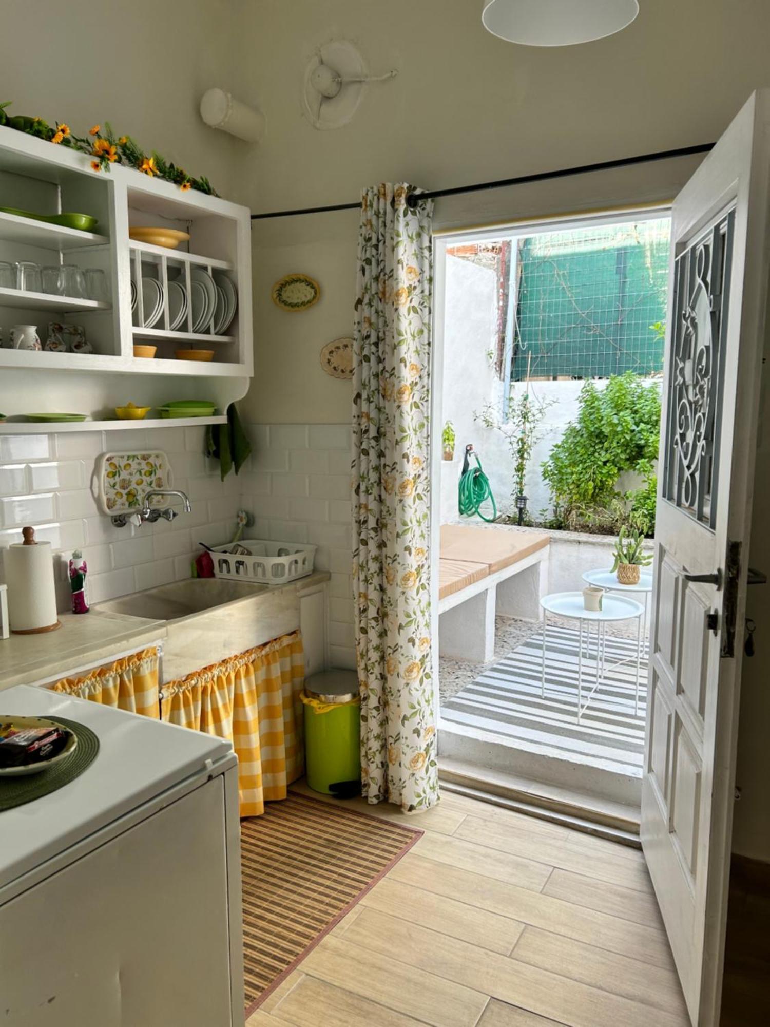 Апартаменты Cozy House With Backyard At Iraklio Attikis Афины Экстерьер фото