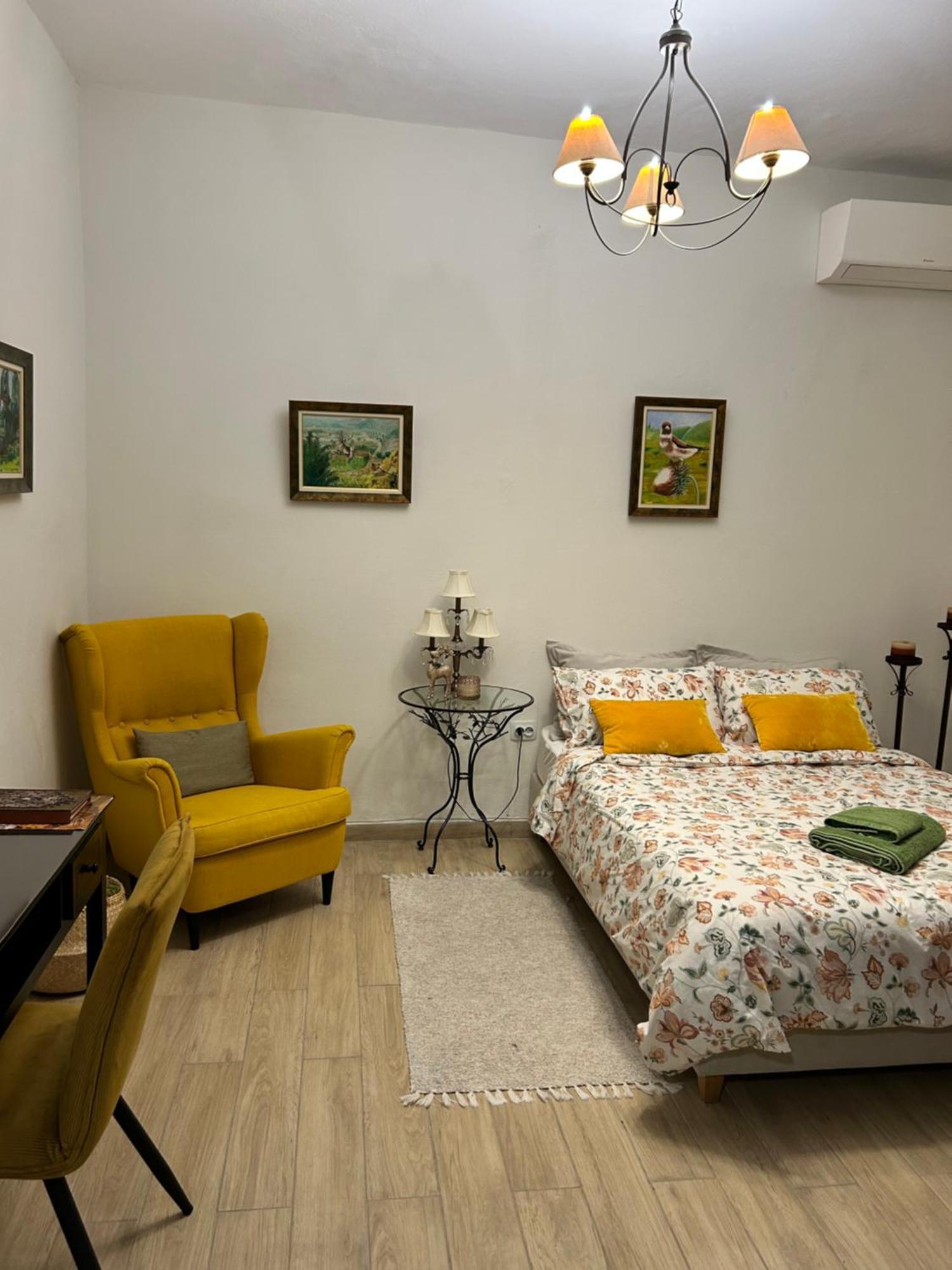Апартаменты Cozy House With Backyard At Iraklio Attikis Афины Экстерьер фото
