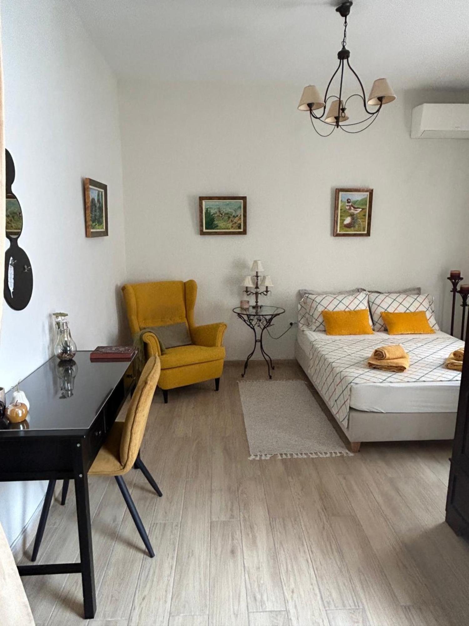 Апартаменты Cozy House With Backyard At Iraklio Attikis Афины Экстерьер фото