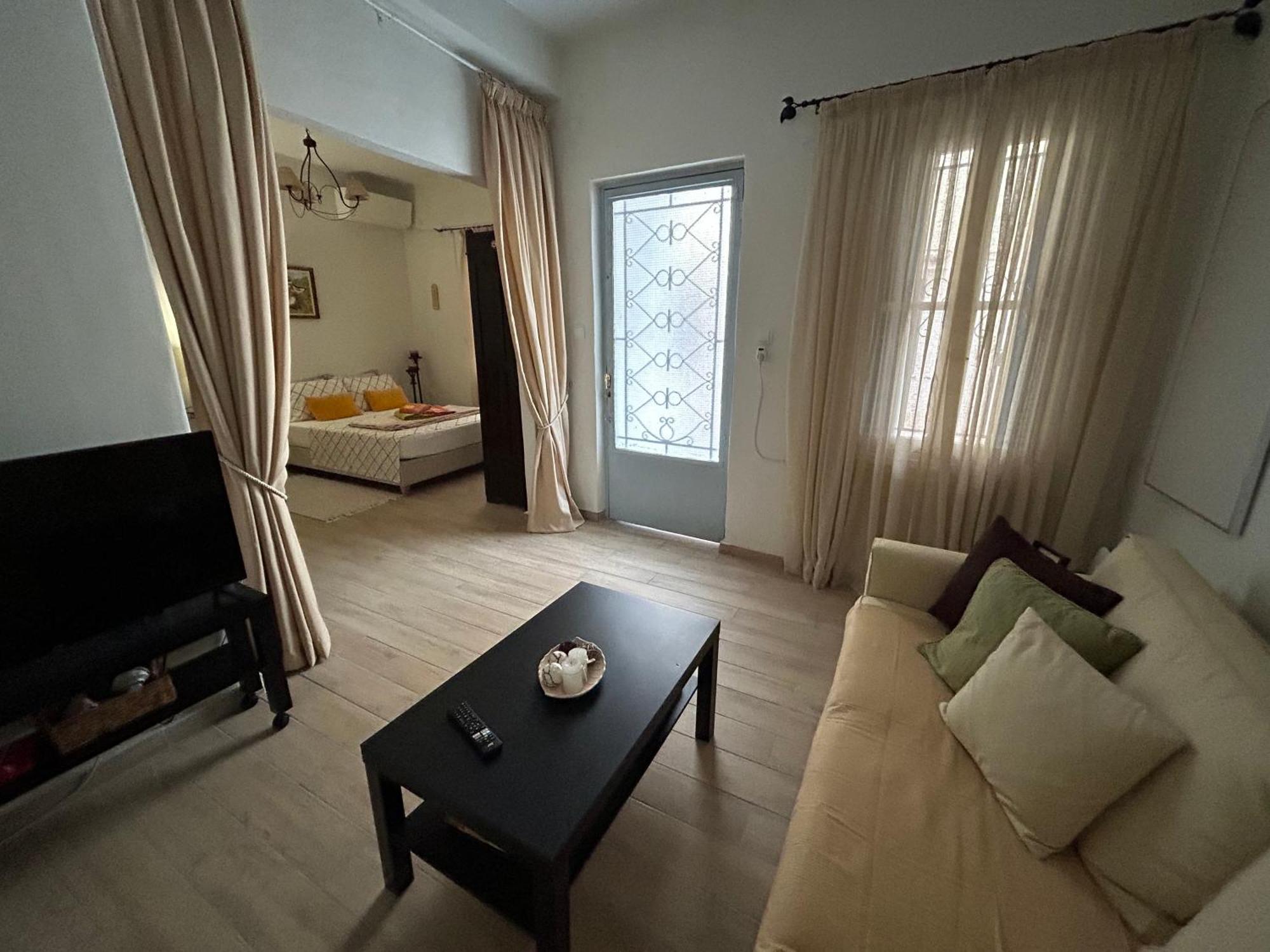Апартаменты Cozy House With Backyard At Iraklio Attikis Афины Экстерьер фото