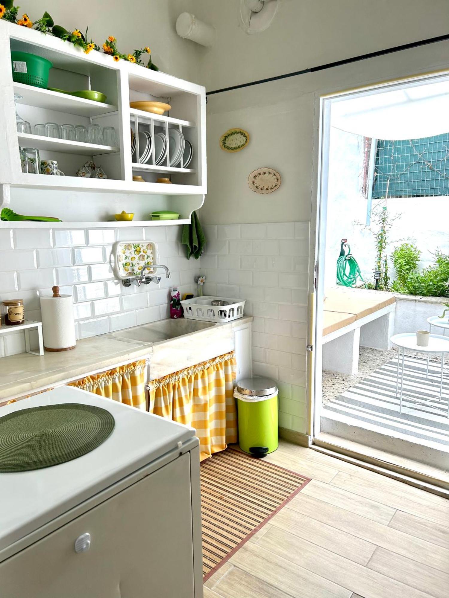 Апартаменты Cozy House With Backyard At Iraklio Attikis Афины Экстерьер фото